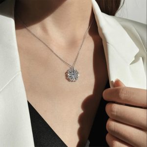 Elegantní stříbrný náhrdelník s lesklými zirkony - ideální doplněk ke každému outfitu.