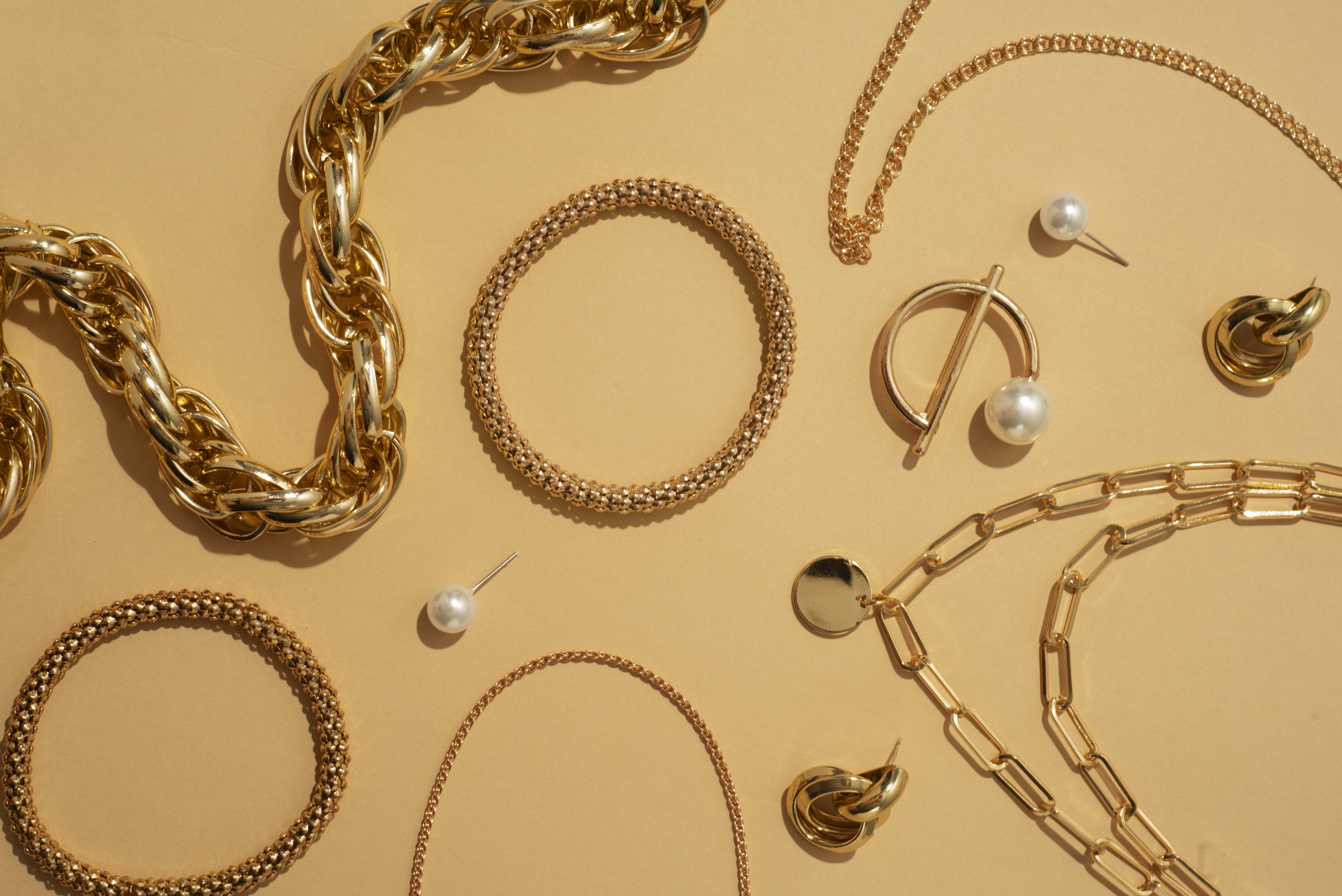 laté šperky - doplňky ke zlatým šatům