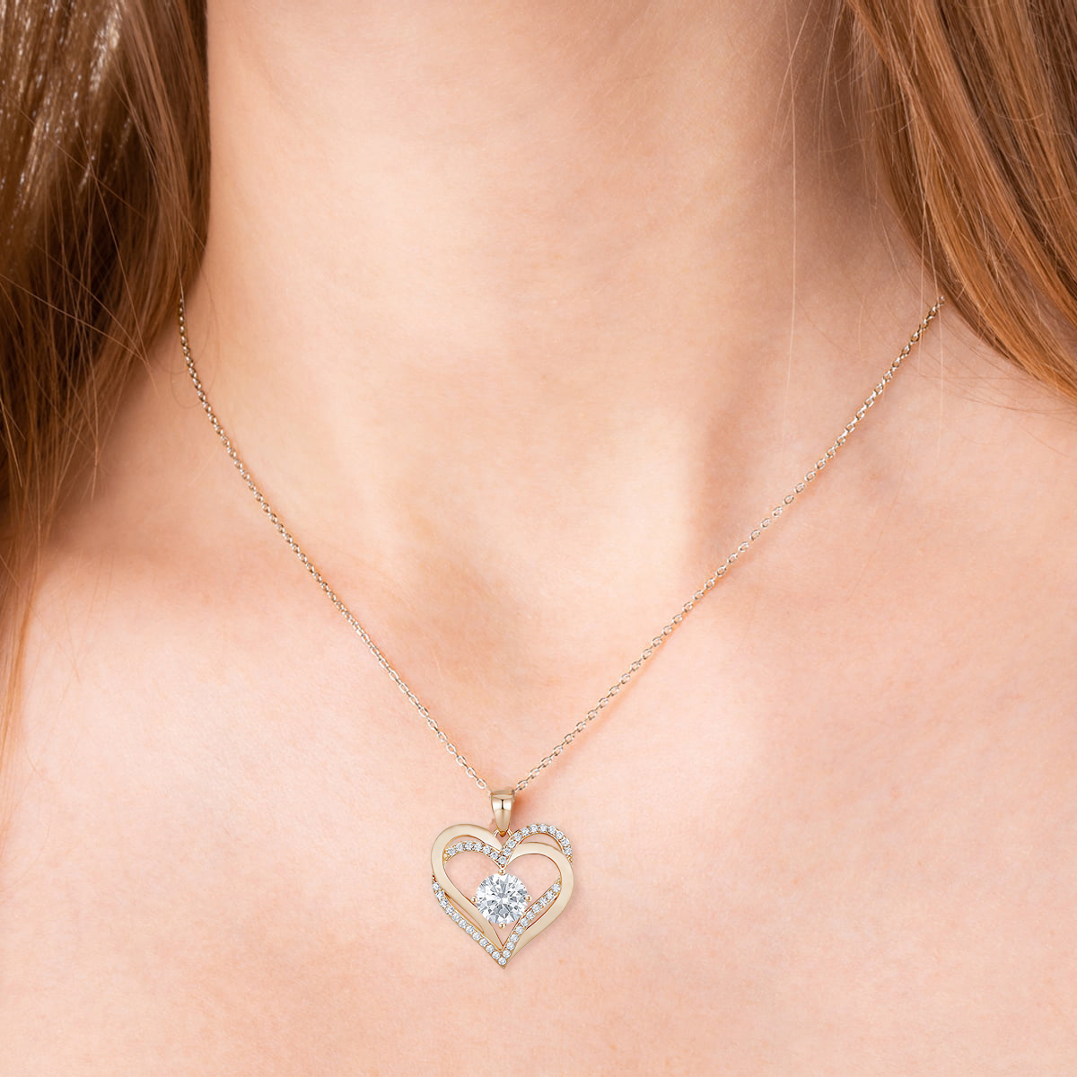 dámský náhrdelník dvojité srdce se zirkonem na modelu
