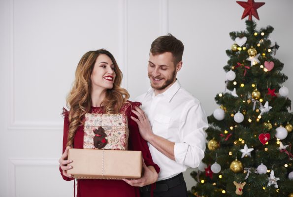 Vánoční doplňky v glamour stylu - veselý pár a vánoční stromeček