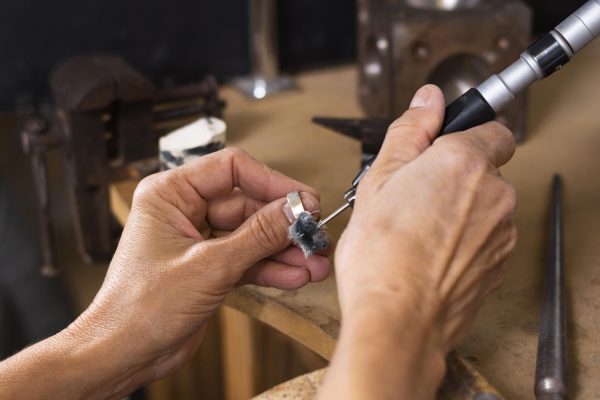 Šperky z chirurgické oceli - jak se vyrábí